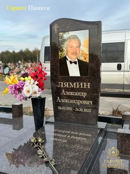 Памятник из цетного гранита Волна 1